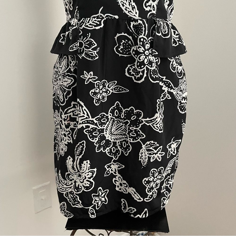 American Eagle Black & White Floral Peplum Dress Size 4 - Picture 3 of 15